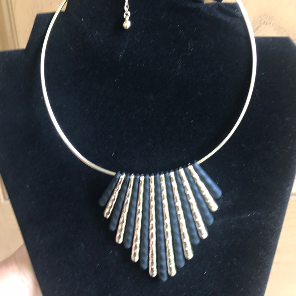 220 Jewelry Gold And Black 13$